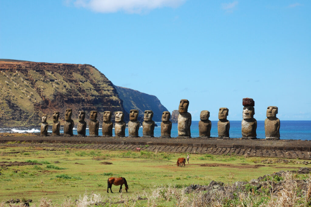 Las estatuas Moai. Imagen vía Shutterstock