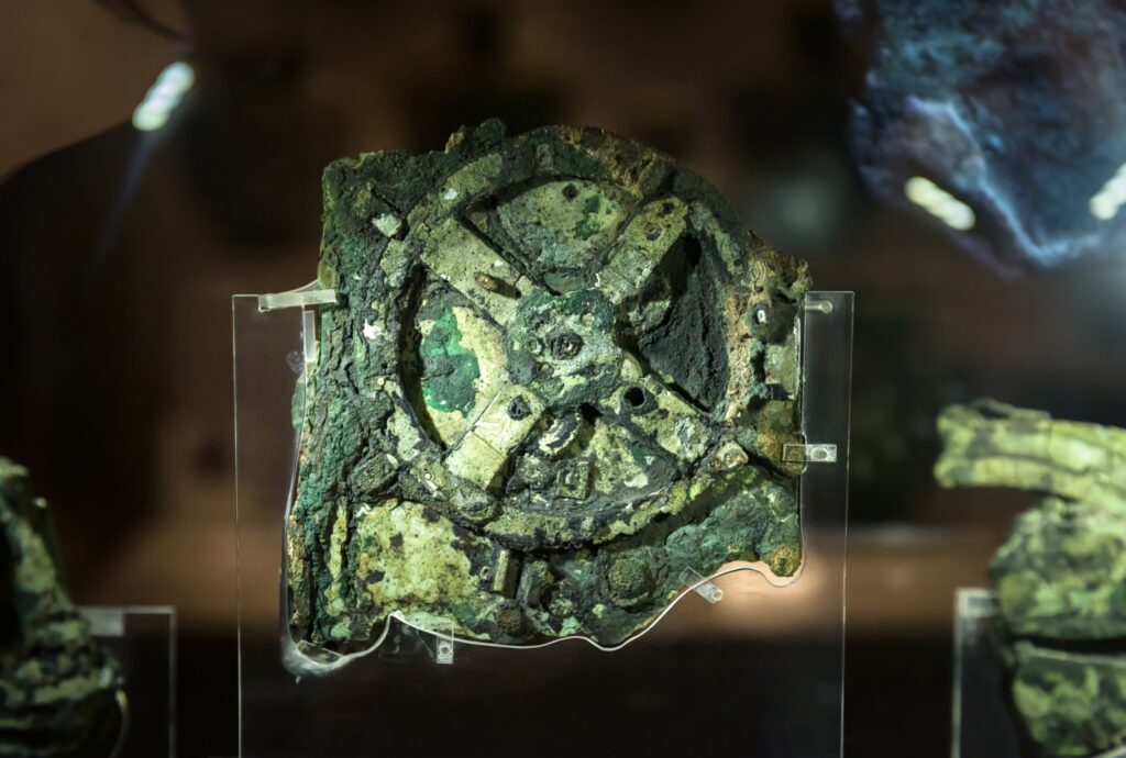 El mecanismo de Antikythera. Imagen vía Shutterstock